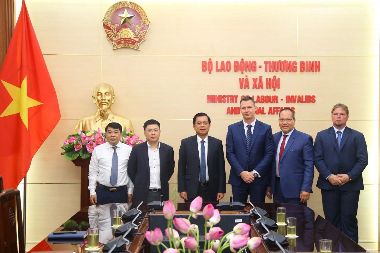 Vietnam at top of list granted fast visas by Hungary